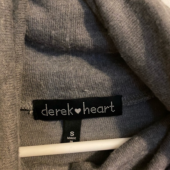 Derek Heart Hooded Sweater - Picture 3 of 3
